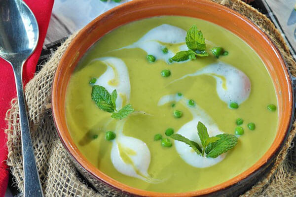 peas soup with mint